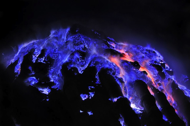 География Story: Вулкан с синей лавой