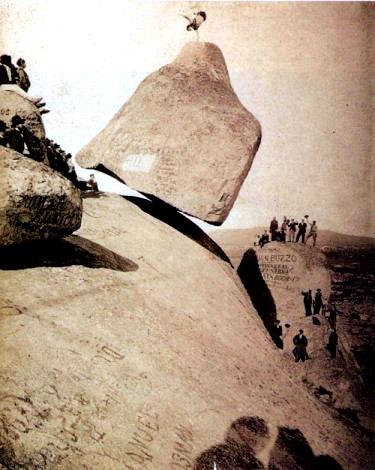 География Story: Камень повисший на краю скалы