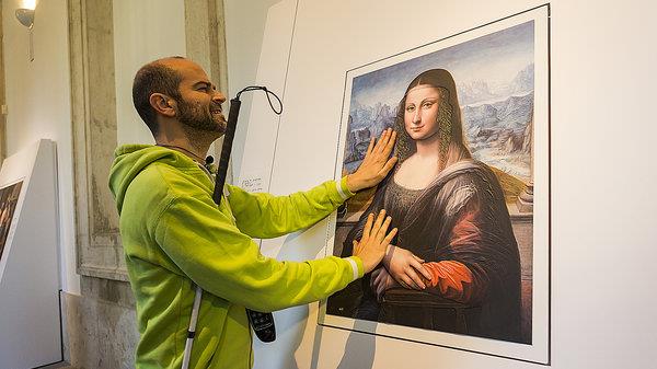 Культура Story: В Праде открылась выставка где можно трогать картины