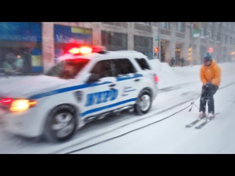 Общество Story: Сорвиголова катается на сноуборде по заснеженным улицам Нью-Йорка