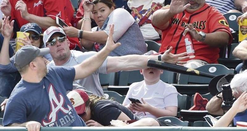 Общество Story: Бейсбольный фанат спас ребенка от летящей биты!