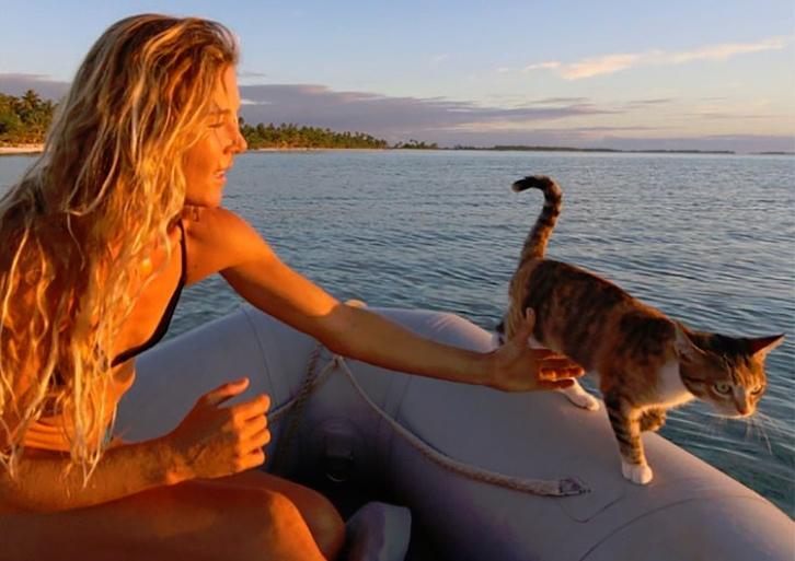 География Story: Девушка путешествует по морю в компании кошки!
