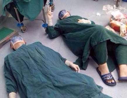 Наука Story: Фото хирургов, лежащих на полу, стало хитом в сети интернет!