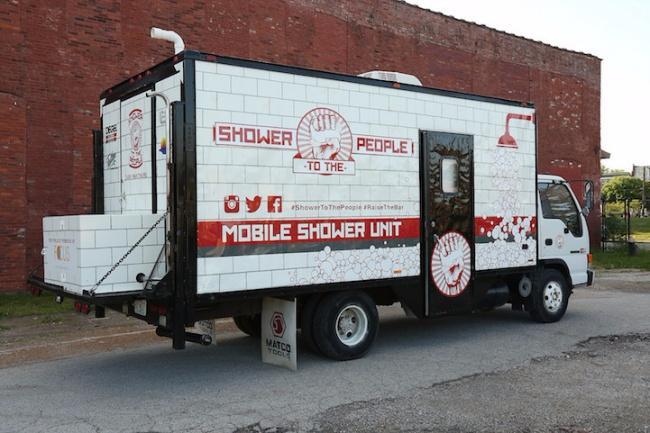 Общество Story: Мужчина создал мобильный душ в грузовике, чтобы помочь бездомным!