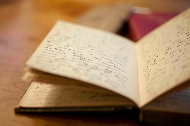 Культура Вопрос: Какой русский писатель начал вести дневник в 18 лет и продолжал это занятие всю жизнь?