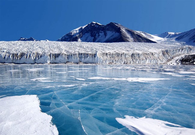 География Вопрос: Есть ли в  Антарктиде реки?