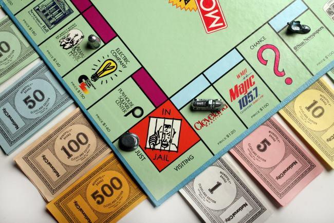 Культура Вопрос: В каком году игра Монополия впервые стала самой продаваемой в Америке?