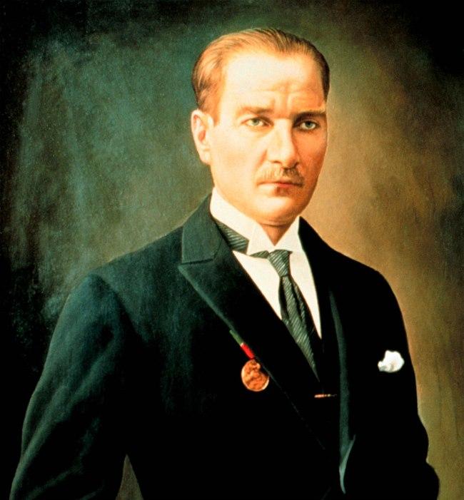 История Вопрос: Что означает фамилия Мустафы Кемаля Ататюрка, первого президента Турецкой Республики ?