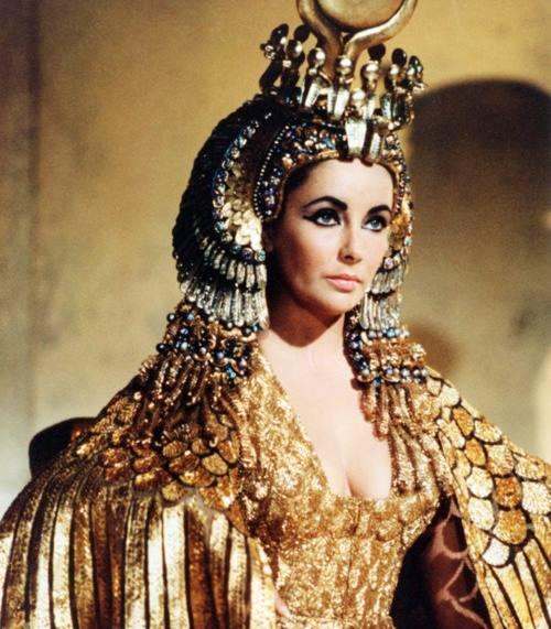 История Вопрос: Что означает имя Клеопатра?