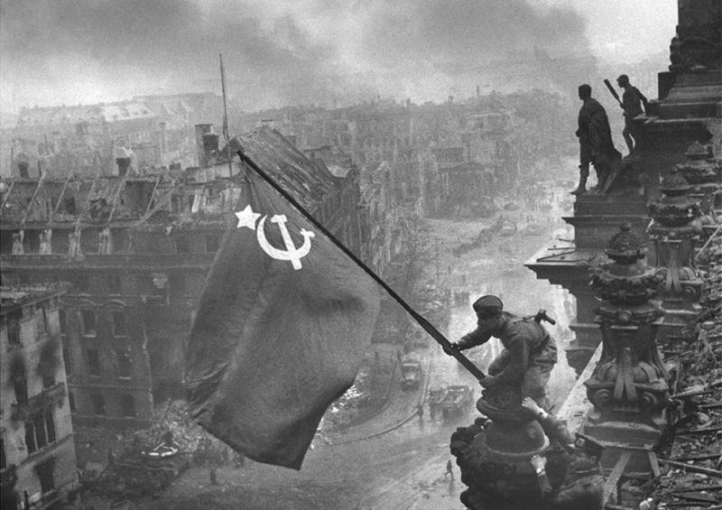 История Вопрос: Сколько Знамён Победы было изготовлено перед штурмом Рейхстага для водружения на его куполе?
