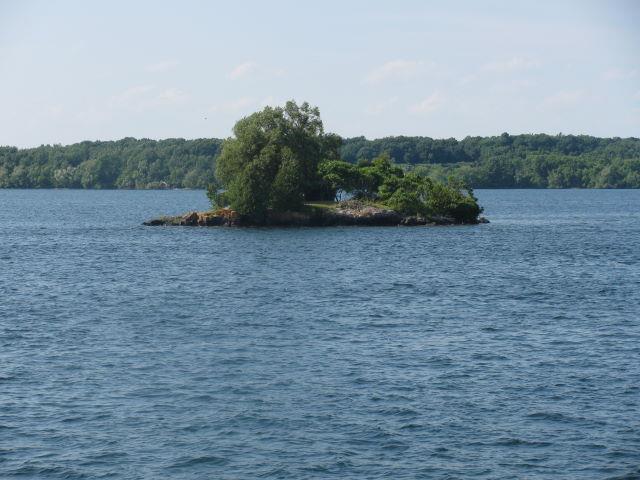 Geography Trivia Question: How many islands are there in Thousand Islands archipelago?
