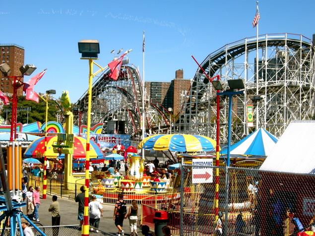 История Вопрос: Какой парк развлечений был открыт в этот день в Анахейме, штат Калифорнии?