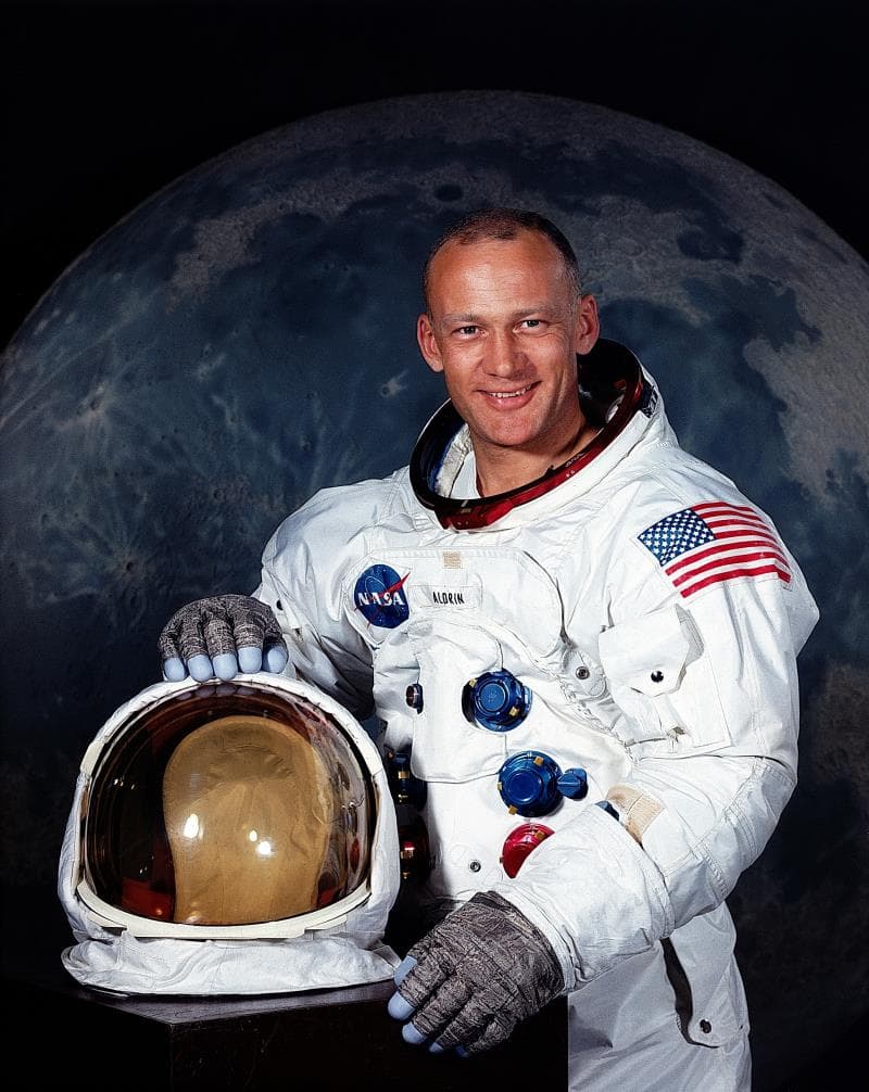 Наука Вопрос: Кто был с Нилом Армстронгом во время посадки на Луну?