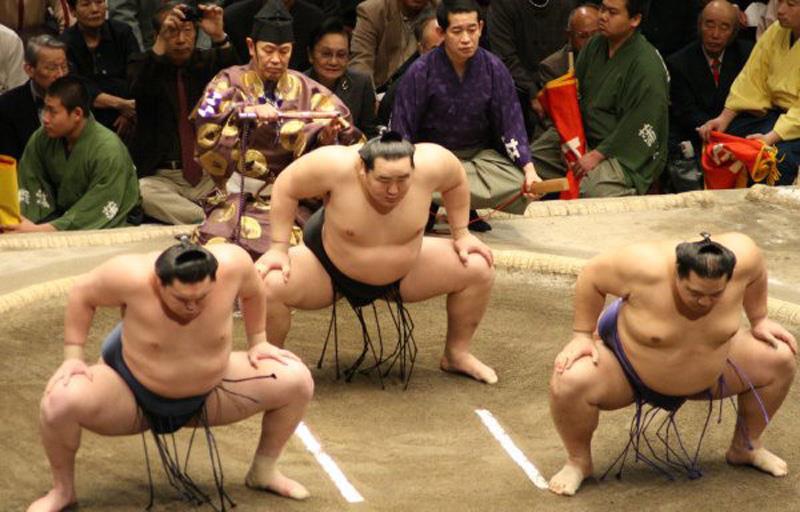 Спорт Вопрос: Горсть чего бросают перед выходом на ковёр борцы сумо?