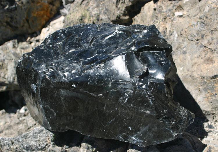 Наука Вопрос: Какой минерал называют вулканическое стекло?