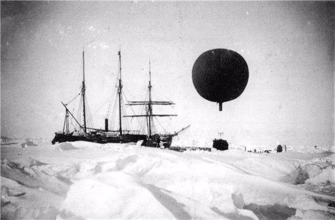 История Вопрос: C помощью чего участники первой немецкой антарктической экспедиции (1901-1903) освободили корабль Гаусс из ледяного плена?