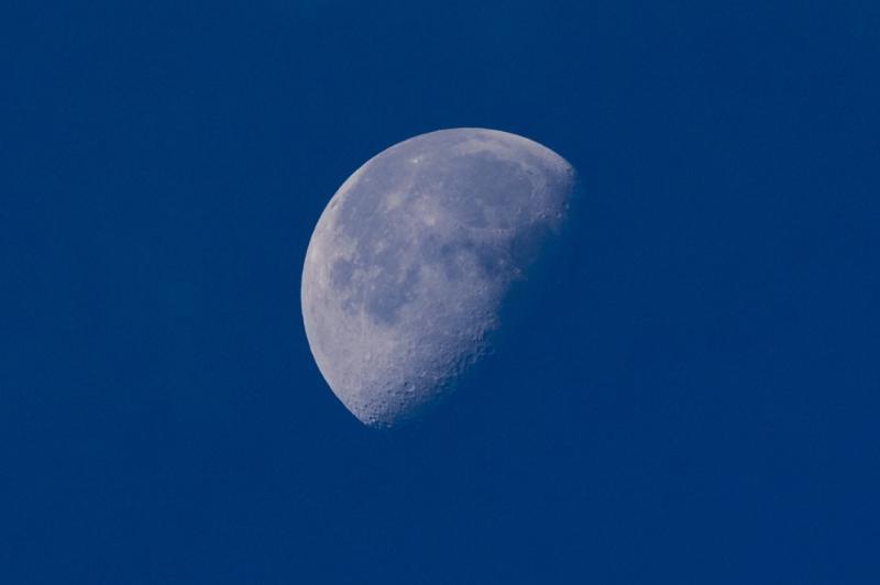 Наука Вопрос: Голубая Луна остается голубой на протяжении месяца