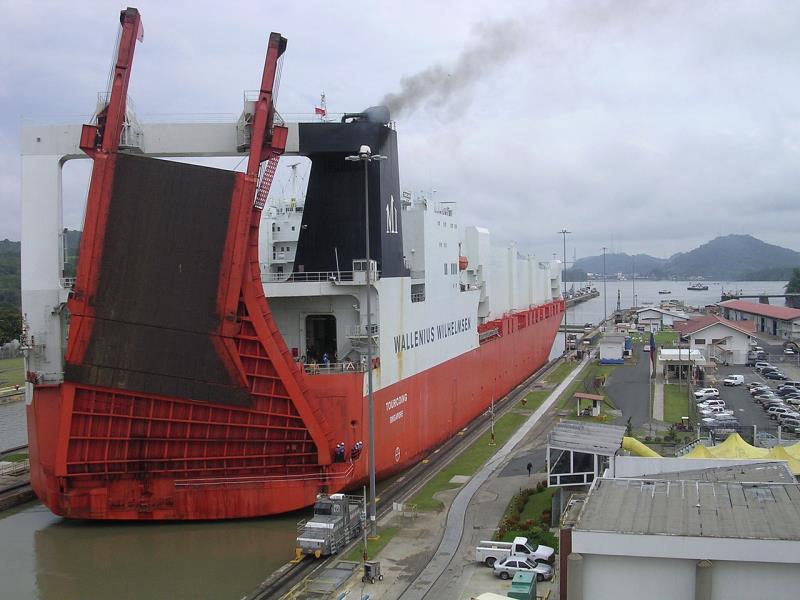 Geography Trivia Question: Which ocean lies at the Eastern end of the Panama Canal?