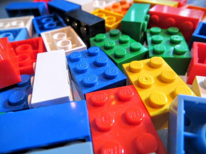 Наука Вопрос: Что помогает обнаруживать детали конструктора «Лего», если их проглатывают дети?