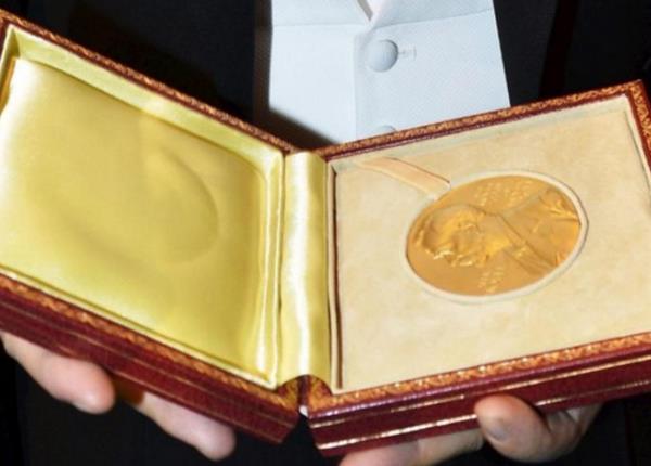 Общество Вопрос: Какое максимальное количество Нобелевская премия была присуждена одному и тому же лауреату (на конец 2015 года)?