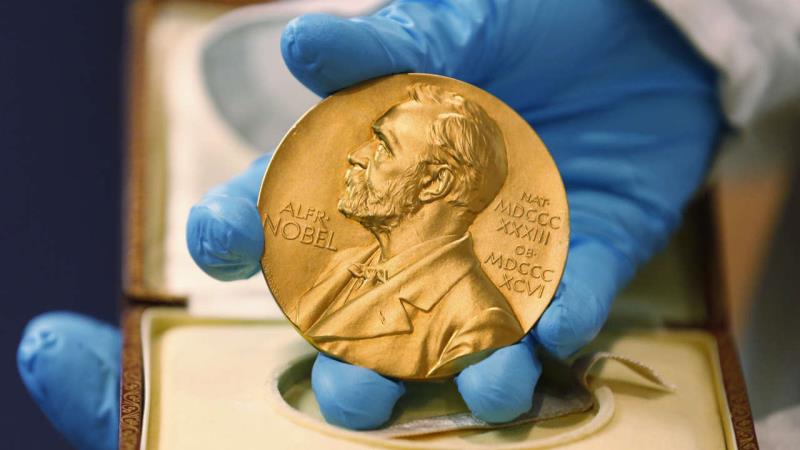 Наука Вопрос: Какой знаменитый физик получил Нобелевскую премию в области химии?