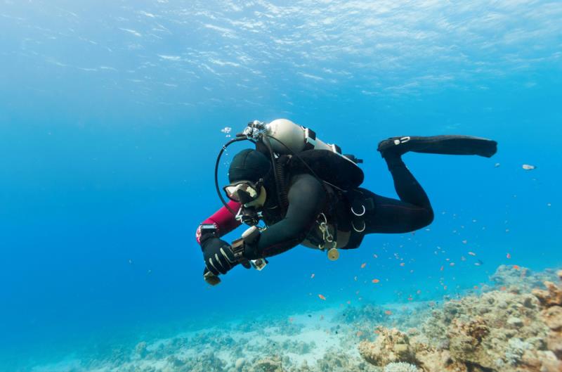 Общество Вопрос: Каков на сегодняшний день мировой рекорд для морской воды по наибольшей глубине погружения с аквалангом, установленный 18 сентября 2014 года?