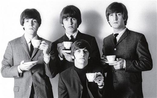 Общество Вопрос: Кто из четверки  The Beatles не имел даже среднего образования?