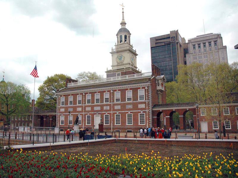 История Вопрос: Сколько раз Филадельфия была столицей США за период с момента принятия Декларации независимости?