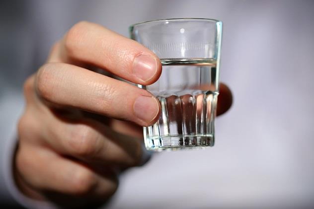 Наука Вопрос: В некоторых случаях этиловый спирт можно использовать как противоядие. В случае отравления каким продуктом это целесообразно делать?