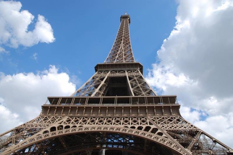 Культура Вопрос: Где именно в Париже воздвигнута Эйфелева башня?