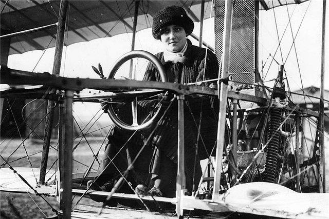 История Вопрос: Как звали первую в мире женщину, получившую лицензию (диплом) пилота?
