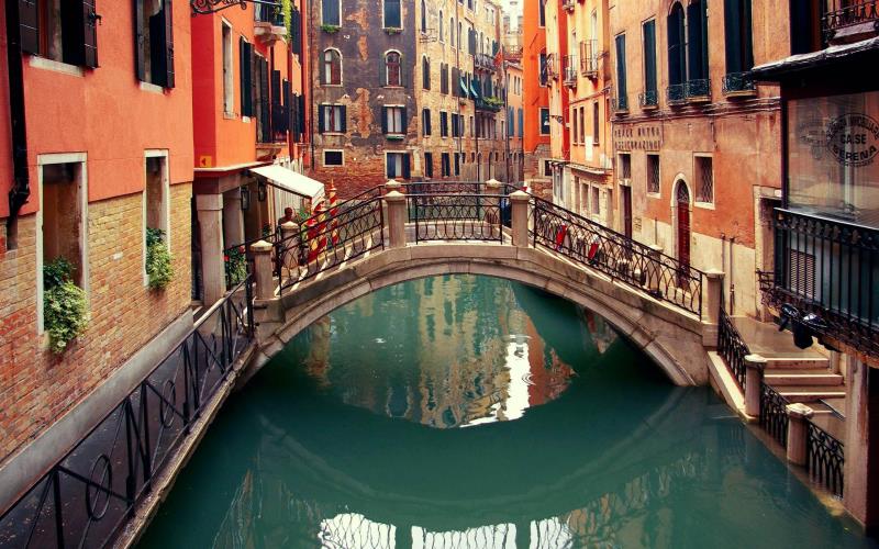 Culture Trivia Question: What colour are the gondolas painted in Venice?