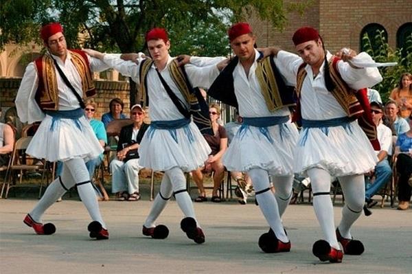 Культура Вопрос: Является ли сиртаки греческим народным танцем или это танец другого народа?