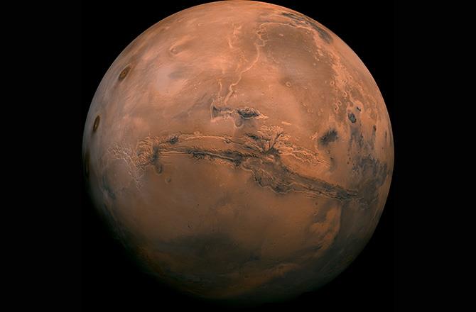Наука Вопрос: Какой период времени при нынешнем уровне развития космической техники требуется для совершения полета на Марс и обратно?