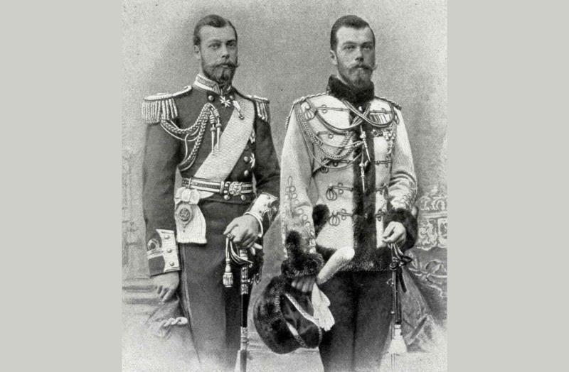 История Вопрос: На фотографии изображены два монарха - император России Николай II и будущий король Англии Георг V. Кто из них изображен слева - Николай или Георг?