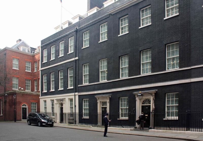Общество Вопрос: Широко известно, что официальная резиденция премьер-министра Великобритании находится в Лондоне в доме номер 10 по Даунинг-стрит. А чья резиденция находится в доме номер 11 по Даунинг-стрит?