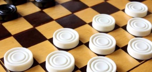 Культура Вопрос: Сколько всего черных и белых квадратов находится на доске для игры в международные шашки?