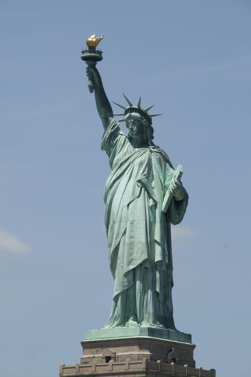 Общество Вопрос: Статуя Свободы, которая находится в нью-йоркской гавани, в своей левой руке держит табличку с датой. Какая это дата?