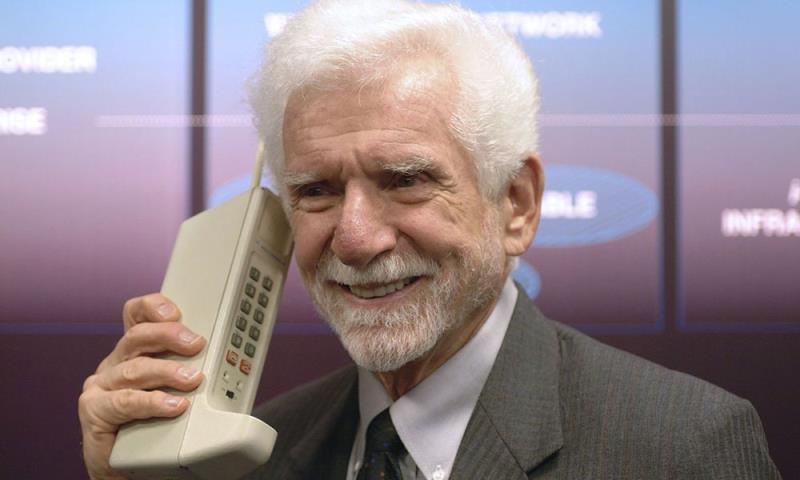 История Вопрос: В каком году был сделан первый звонок, совершённый при помощи сотового телефона?