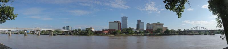 Вид на город с северного берега реки Арканзас