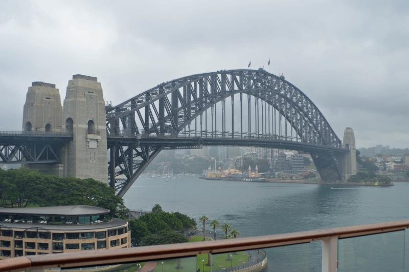 География Вопрос: Как называется мост, изображенный на фотографии?