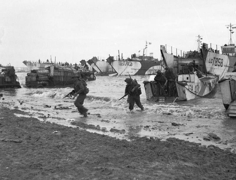 История Вопрос: Когда произошла известная высадка союзных войск в Нормандии, являющаяся одной из наиболее примечательных военных операций Второй мировой войны?