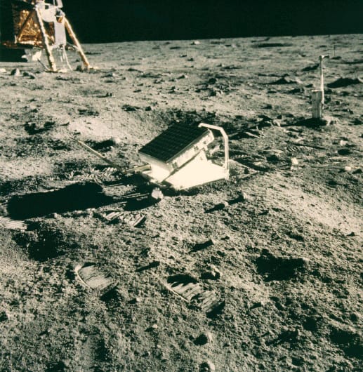 История Вопрос: Верно ли, что первый уголковый отражатель был доставлен на Луну в рамках миссии Луна-17 - им был оснащен советский планетоход "Луноход-1"?