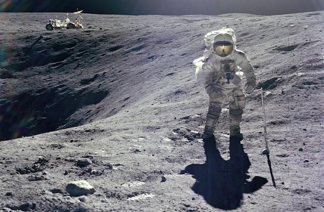 История Вопрос: Сколько людей побывало на поверхности Луны дважды?
