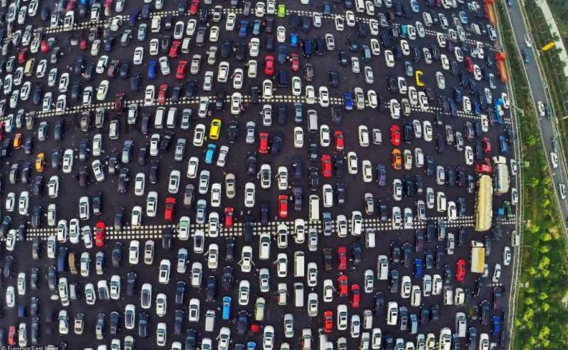 Общество Вопрос: Как долго длилась крупнейшая в мировой истории автомобильная пробка?