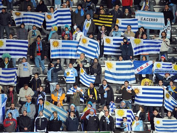 Спорт Вопрос: Как в Уругвае называют футбольных болельщиков?