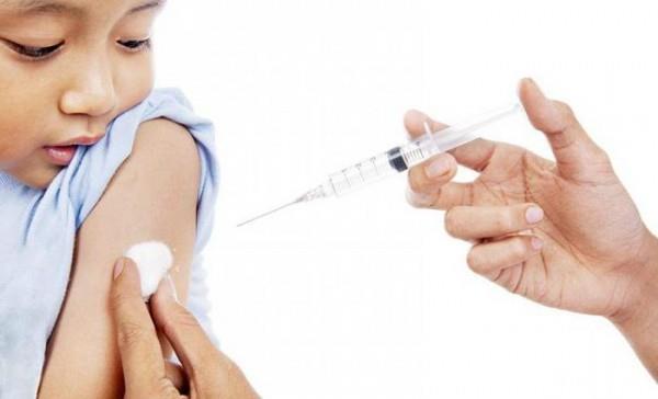 Наука Вопрос: Кто изобрел первую эффективную вакцину против полиомиелита?