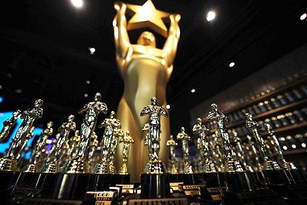 Кино Вопрос: За всю историю существования кино-премии Оскар только три фильма получили "большую пятерку" наград Киноакадемии: за лучший фильм, лучшему режиссеру, лучшему актеру, лучшей актрисе и за лучший сценарий. Какой из этих фильмов не попал в их число?