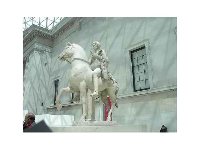 История Вопрос: Как звали любимого коня императора Калигулы?