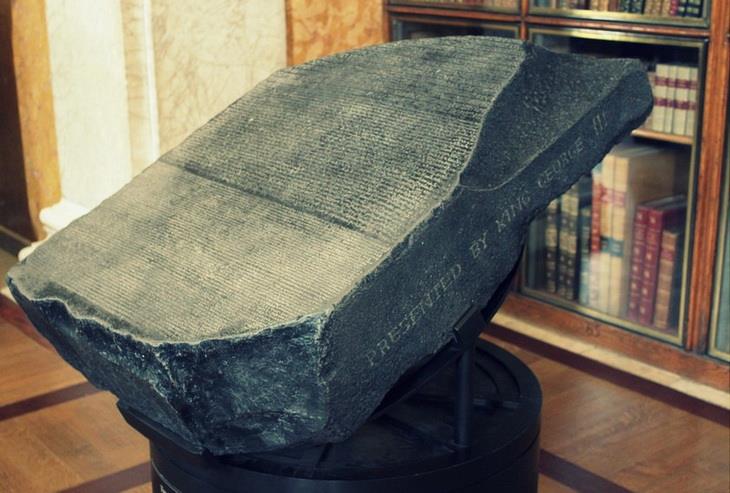 История Вопрос: Какая информация выбита на знаменитом Розеттском камне?
